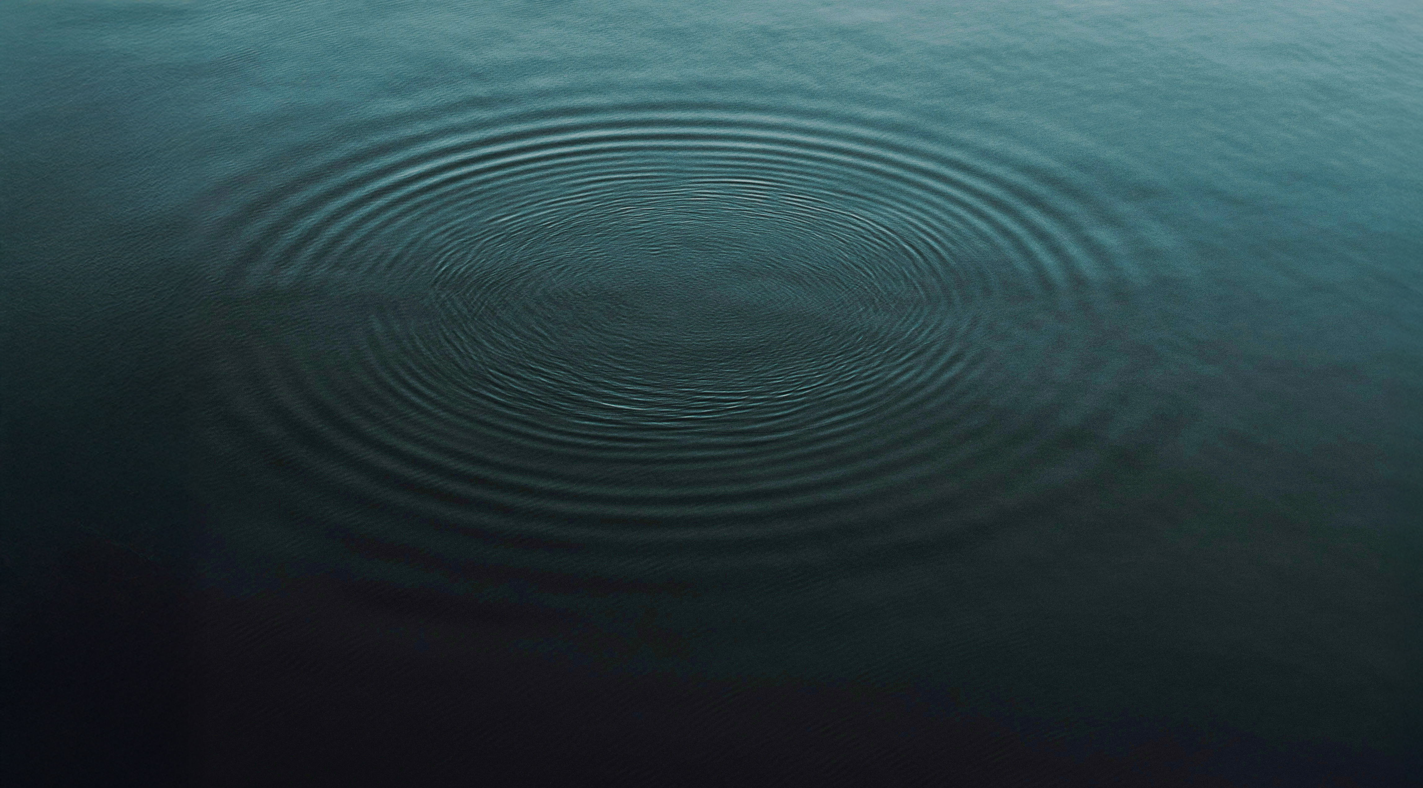 Wasseroberfläche mit kreisförmigen Wellen
